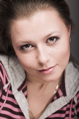 Beyaz arka plan üzerinde genç kadın