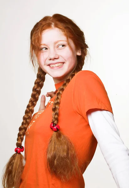 Foto di bella ragazza rossa con lunghe trecce — Foto Stock
