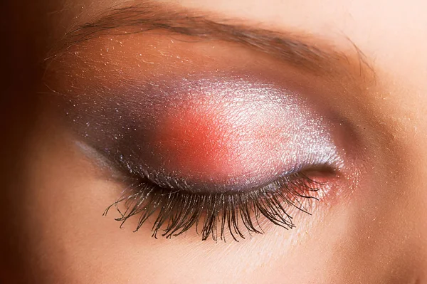 Ojos femeninos con maquillaje brillante — Foto de Stock