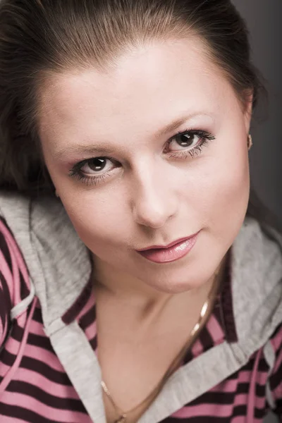 Beyaz arka plan üzerinde genç kadın