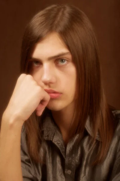 Fiatal férfi hosszú hajjal — Stock Fotó