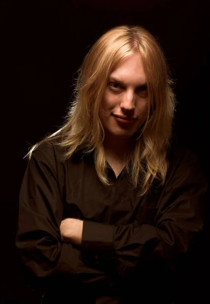 Młody człowiek z długimi blond włosami — Zdjęcie stockowe