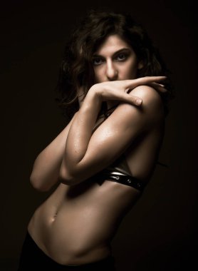 siyah arka plan üzerinde genç kadın