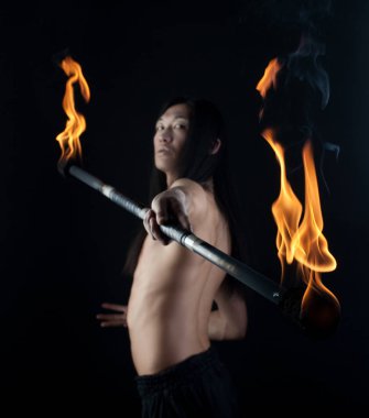 ateş gösterisi ile Asya adam