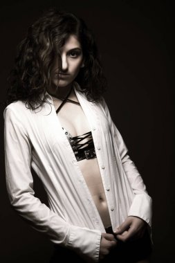 siyah arka plan üzerinde genç kadın