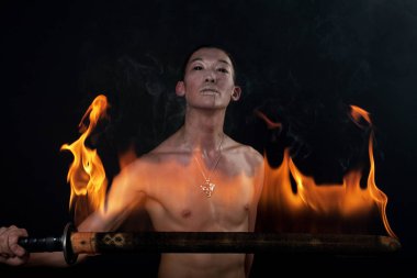 ateş gösterisi ile Asya adam