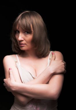 siyah arka plan üzerinde genç kadın