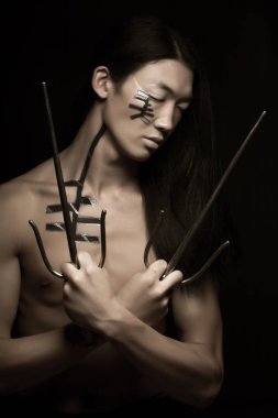 Asyalı çocuk silah ile