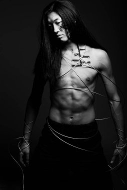 Asyalı çocuk silah ile