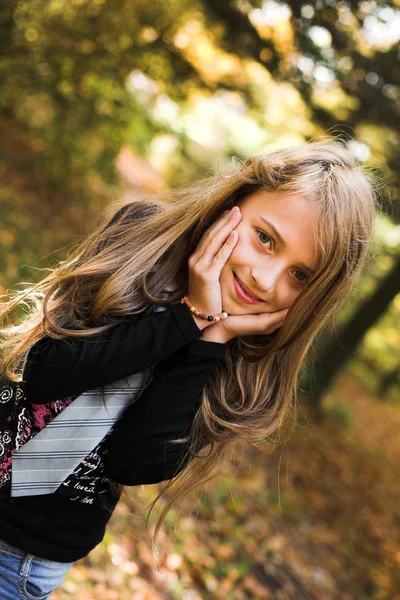 Chica en el parque de otoño — Foto de Stock