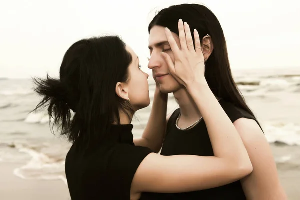 Verliefde paar in de buurt van de zee — Stockfoto