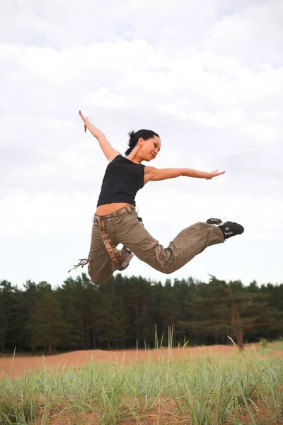 여자 야외 점프 — 스톡 사진