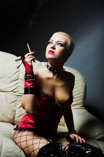 Молода жінка, що куріння — стокове фото