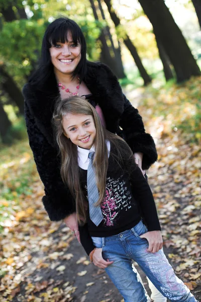 Glückliche Familie in einem herbstlichen Park — Stockfoto