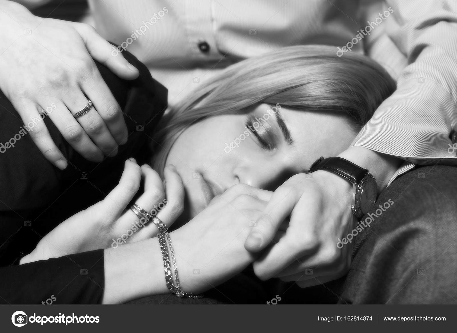 Котенок на ручках. Котенок на руках. Кошка гадит. Мужчина с котом. Кошка на руках.