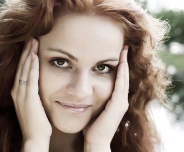 Güzel yüzünü, genç kadın