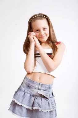 Beyaz arka planda küçük bir kız