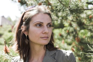 doğal bir ortamda genç iş kadını