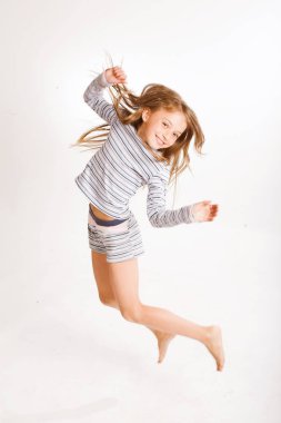 Kız beyaz arka planda zıplıyor