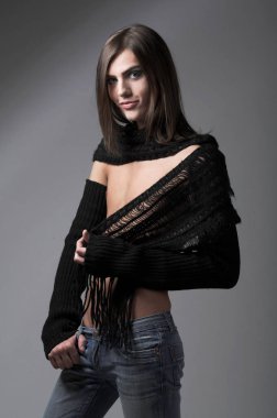 Uzun saçlı çekici adam.