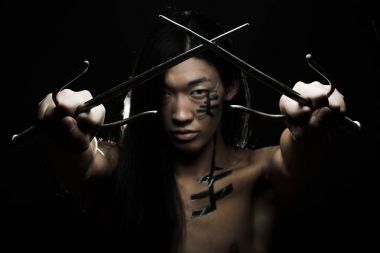 Asyalı çocuk silah ile