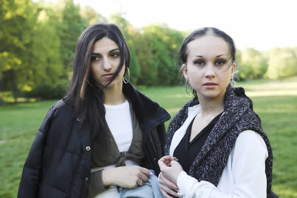 Twee meisjes in park — Stockfoto