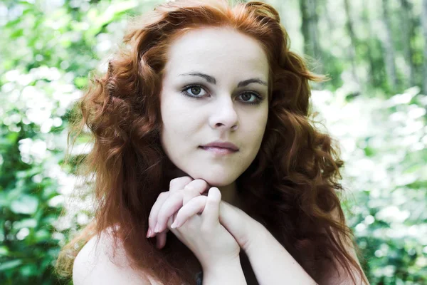 Red-headed nimfa w lesie — Zdjęcie stockowe