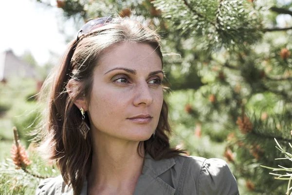 doğal bir ortamda genç iş kadını