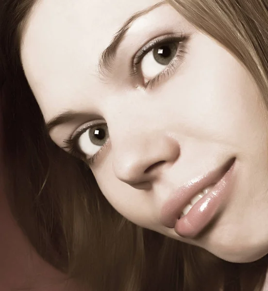 Portrait of young beautiful woman — Stock Photo, Image