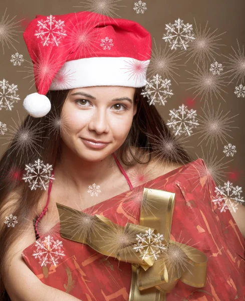 Retrato de una hermosa mujer joven con sombrero de Santa Claus con p — Foto de Stock
