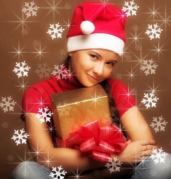 Retrato de una hermosa mujer joven con sombrero de Santa Claus con p —  Fotos de Stock