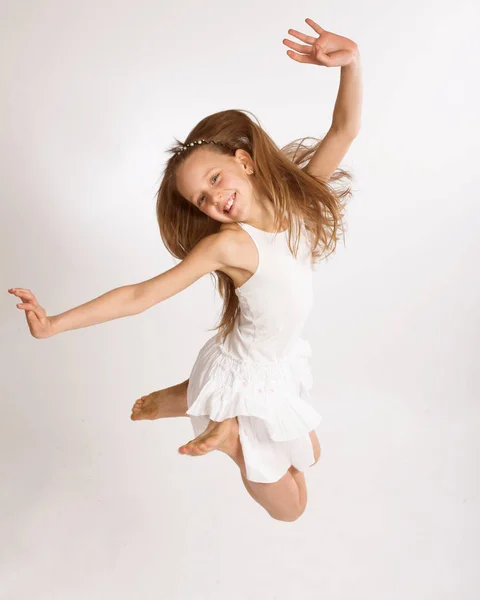 Mädchen springt auf weißem Hintergrund — Stockfoto
