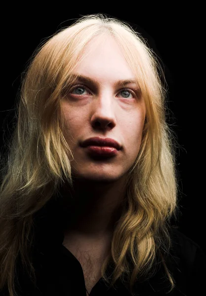 Mladý muž má dlouhé blond vlasy — Stock fotografie