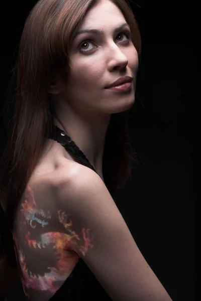 Body-Art Frau auf schwarzem Hintergrund — Stockfoto
