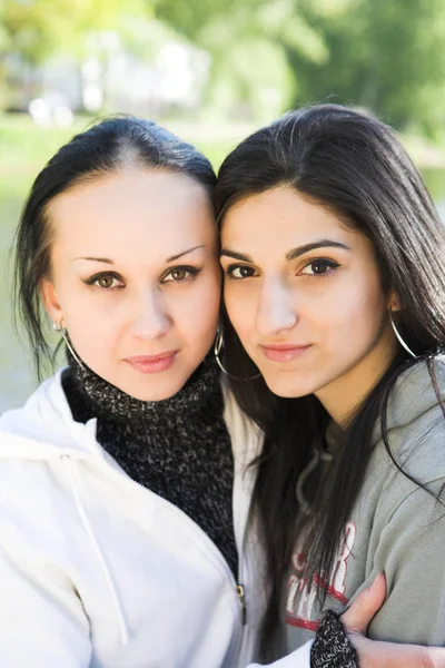 Zwei junge Frauen am See — Stockfoto