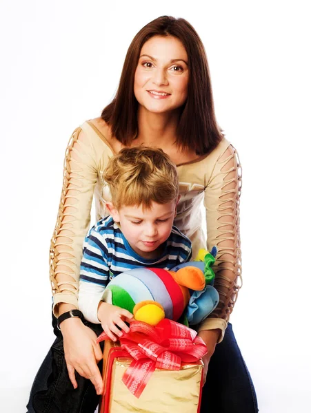 Mujer y niño revisando regalos de Navidad — Foto de Stock