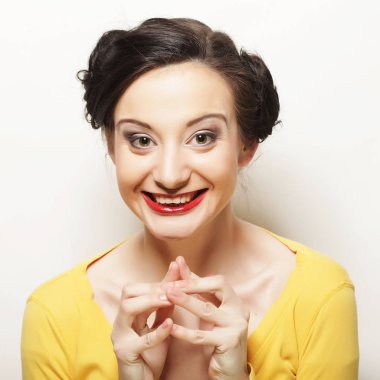 Gülümseyen esmer kız portresini kapat.