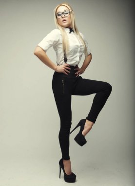 Gözlük takan çekici, zarif, genç bir kadın.