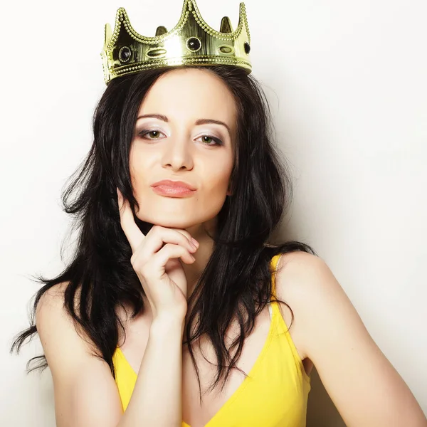 Güzel esmer kadın taç takıyor.