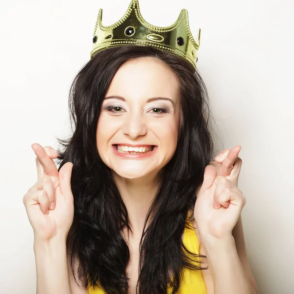 Güzel esmer kadın taç takıyor.