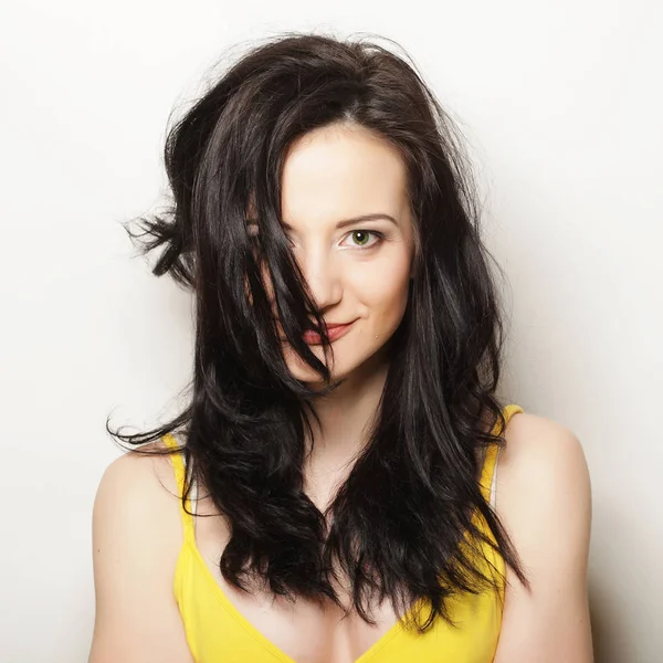 Güzel esmer kadın. Gülümse ve mutlu ol.