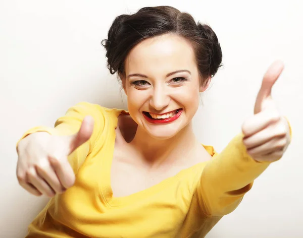 Estilo de vida, gente y concepto emocional: Feliz Mujer Mostrando Tu. — Foto de Stock