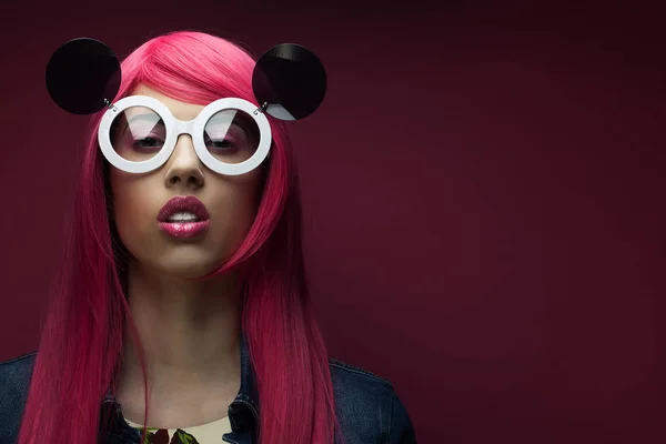 ピンクの髪と大きなサングラスを持つ若いファッションの女の子 — ストック写真