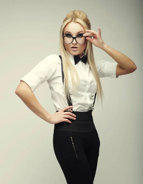 Glamour stijlvol mooi jong vrouw dragen bril — Stockfoto