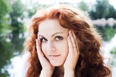 Kızıl saçlı kız açık