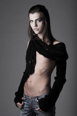 siyah arka plan üzerinde genç çocuk