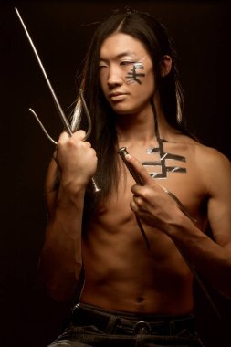 Asyalı çocuk silah ile