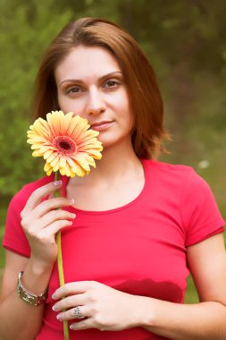 gerber açık olan kadın