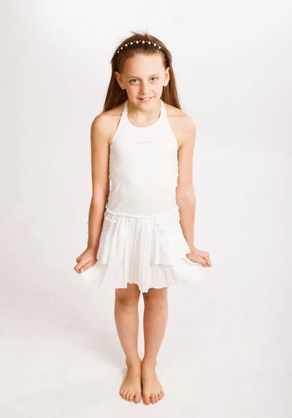 Kleines Mädchen im weißen Kleid — Stockfoto