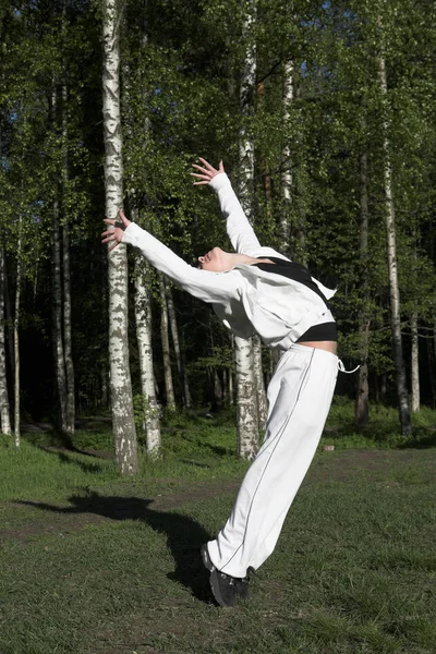 슬림 모양의 아름 다운 소녀 점프 — 스톡 사진